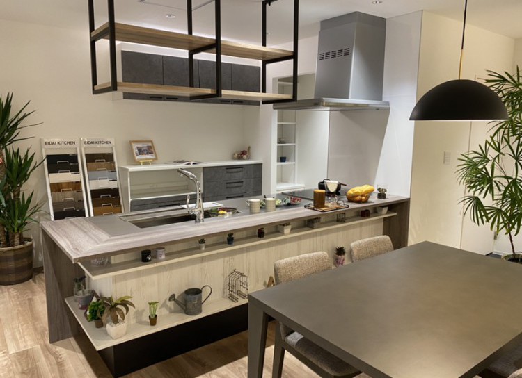 実際の家に上がったような空間で、疑似体験!リビングからダイニング、そのままキッチン、水廻りへとつながります。<br />
流れで見ることで、「あんな感じがいい!」「こんな風にしたい!」と、たくさん想像してください。