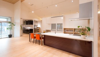 キッチン・水廻り空間は使いやすさと心地よさが大切。各メーカーに細かいこだわりがたくさんあります。キッチンの扉を開けてみたり、水回りの使い心地を体験してみたり。ぜひともご家族誰もが使いやすい空間を見つけて下さい!