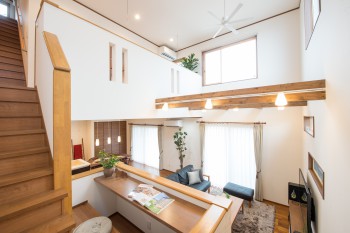 アルプスピアホーム自慢の「ファミリー・リンク・スペース」を導入しました!1Fと2Fの中間に位置し、リビングやキッチンからも目が届き、子どもたちは宿題をしたりママはPCをしたりと多目的に使えてとっても便利です!